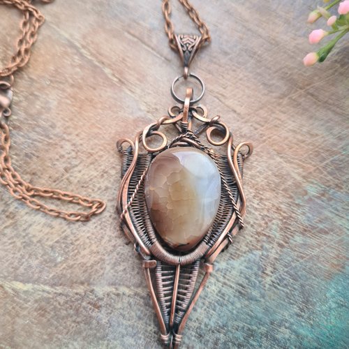 Grand pendentif en cuivre patiné et agate naturelle – gardien des secrets anciens