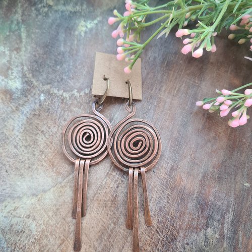 Boucles d’oreilles en cuivre patiné – spirales du temps, création artisanale