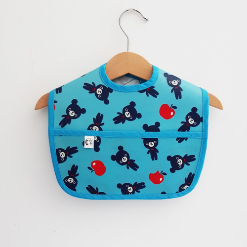 Bavoir bleu à poche ours pommes enduit plastifié imperméable scratch
