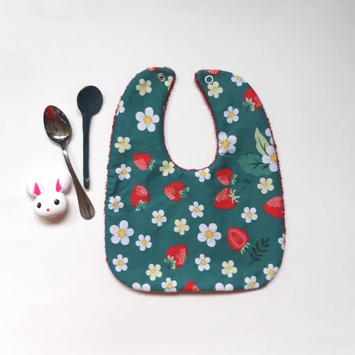 Bavoir enfant bébé vert rouge fruits fleurs fraise accessoire puériculture