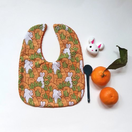 Bavoir enfant bébé orange lapins carottes accessoire puériculture