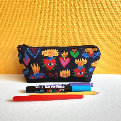 Trousse noire triangle entoilée cœurs ardents accessoire école dessin tissu inspiration mexicaine