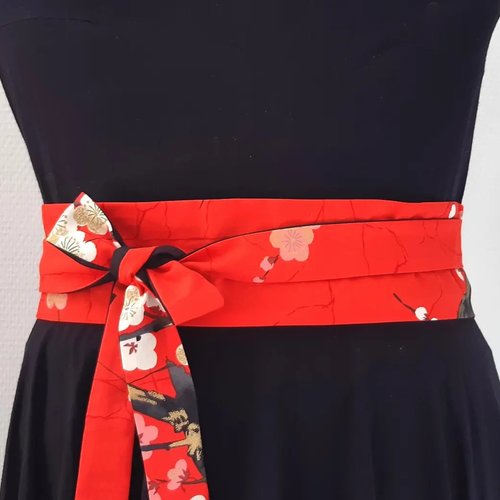 Ceinture obi rouge tissu fleurs cerisier écriture ceinture japonaise ceinture à nouer