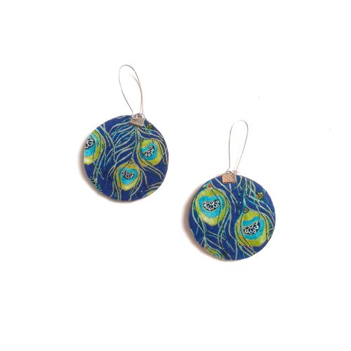 Boucles oreilles tissu rondes créoles plumes paon