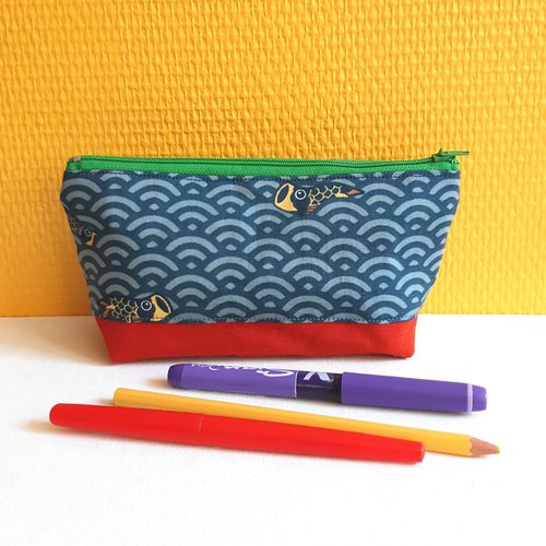 Trousse bleue triangle entoilée vagues et poissons carpes japonaises accessoire école dessin