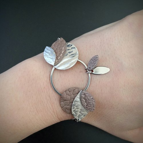 Bracelet avec anneau argenté orné de feuilles en cuir argenté et marron sable, bracelet ajustable cuir et inox pour femme