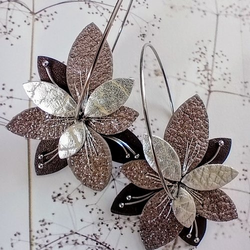 Boucles d’oreilles luna bloom en cuir brun sable pailleté et argenté – modèle floral élégant et léger, fait main en france
