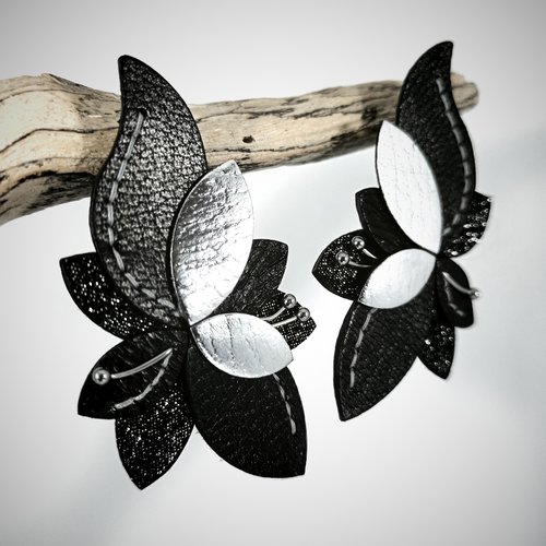 Boucles d'oreilles "lys" en cuir noir et argenté, boucles d'oreilles florales en acier inoxydable et cuir véritable faites main