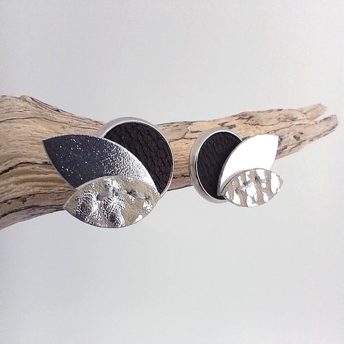 Boucles d'oreilles "pétales de lune" noir et argenté, puces en acier inoxydable et cuir faites main
