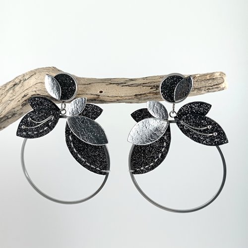 Boucles d'oreilles créoles en acier inox argenté et cuir noir pailleté - feuillage noir argenté cousu main - bijou artisanal élégant