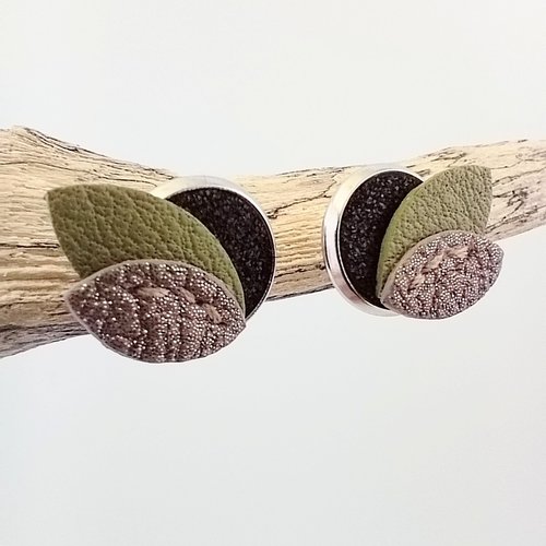 Boucles d'oreilles "pétales de lune" vert et marron, puces en acier inox et cuir faites main