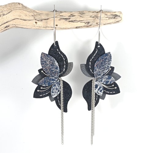 Boucles d'oreilles "amaryllis" en cuir bleu et argenté, anneaux en inox argenté à fleurs marines en cuir faites à la main.