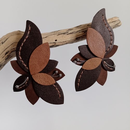 Boucles d'oreilles "lys" en cuir brun et caramel, bijoux floraux en cuir, fait main