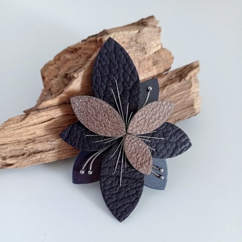 Broche fleur en cuir luna bloom – nébuleuse | bijou cuir violet et sable pailleté brodé main.
