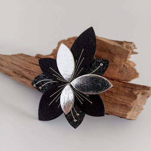 Broche luna bloom – coloris galaxie | fleur en cuir noir et argent, bijou cuir pailleté brodé main