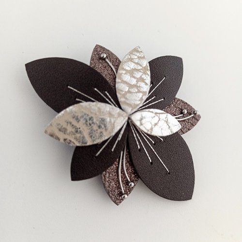 Broche luna bloom – coloris ombre givrée | fleur en cuir marrons froids et argent, brodée main