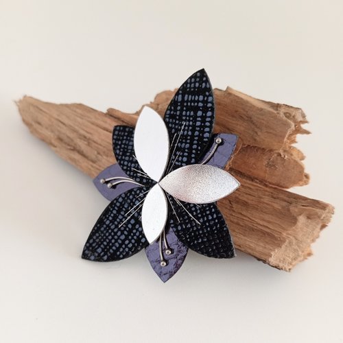 Broche luna bloom – coloris nuit marine | fleur en cuirs bleus texturés et argenté, bijou brodé main