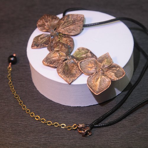 Collier fleurs en cuivre – hortensia naturel cuivré – bijou botanique fait main