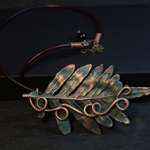 Collier feuille de fougère cuivrée