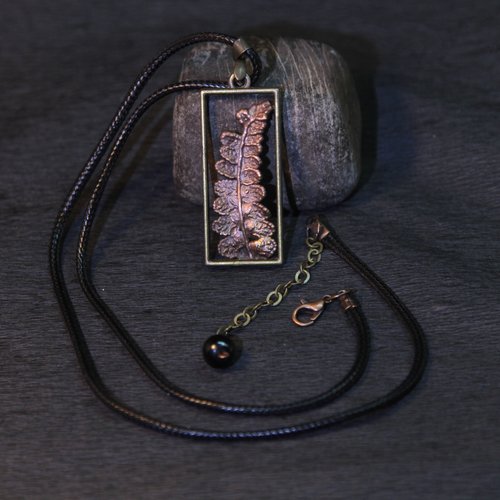 Collier feuille de fougère cuivrée