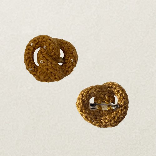 Charm bretzel pretzel au crochet | broche, sac, accessoire