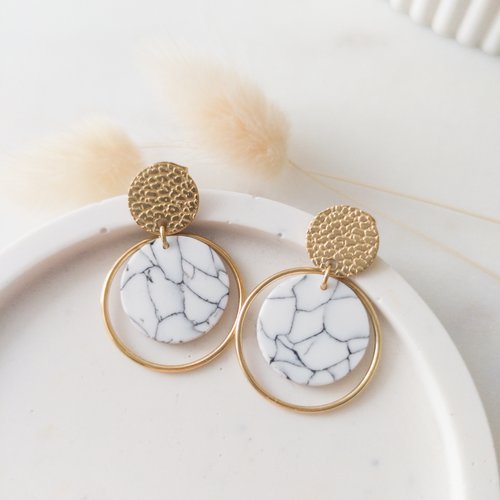 Boucles d'oreilles puces pendantes minimaliste en acier inoxydable doré et breloque argile polymère effet marbre blanc pour femme