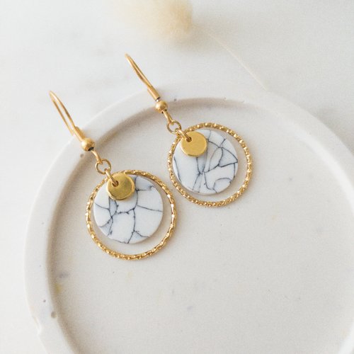 Boucles d'oreilles crochets pendants chic minimaliste en acier inoxydable doré et breloque effet marbre blanc en argile polymère
