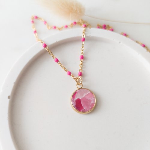Collier chaine mi-long résine rose en acier inoxydable et pendentif imitation pierre rose en argile polymère pour femme