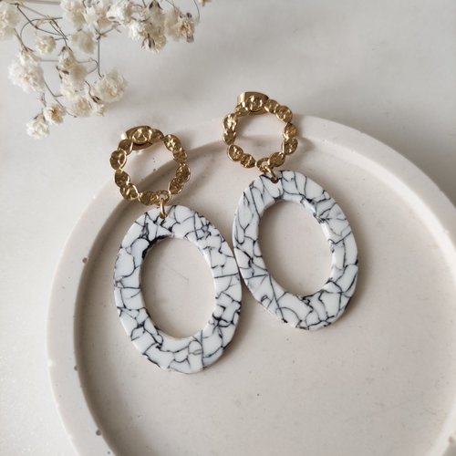 Boucles d'oreilles puces pendantes rond texturé en acier inoxydable doré et ovale ajouré effet marbre blanc en argile polymère