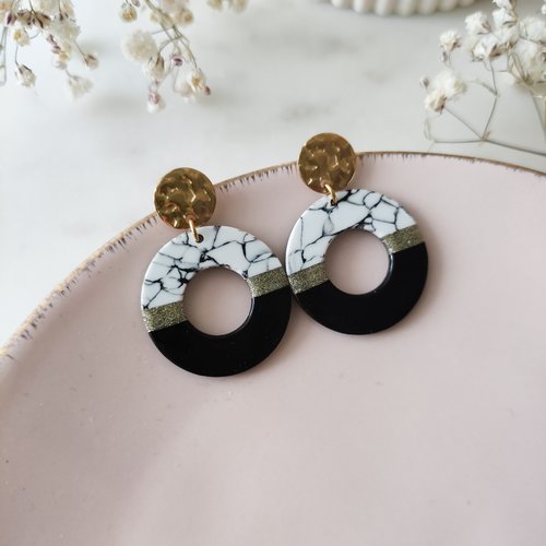 Boucles d'oreilles puces pendantes rondes minimaliste bicolor en acier inoxydable et argile polymère noir et effet marbre blanc pour femme