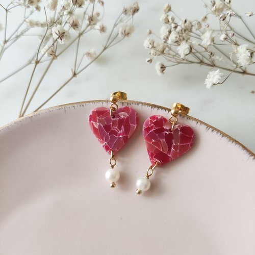 Boucles d'oreilles puces pendantes cœurs en acier inoxydable doré cœurs effet pierre rouge en argile polymère et perle d'eau douce femm