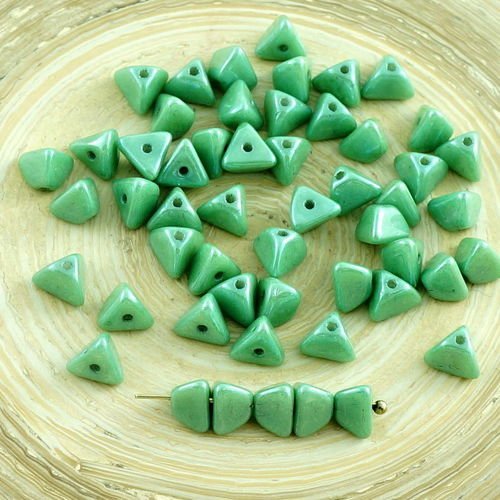 50pcs italien vert lustre verre tchèque grand demi-pincée triangle entretoise de perles de 4 mm x 7m sku-30207