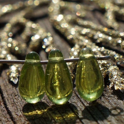 Clair vert olive en verre tchèque en forme de larme perles de bohème 10mm x 5mm 40pcs sku-17097