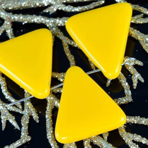 Grande jaune opaque verre tchèque plat triangle perles focal pendentif 26mm x 21mm 2pcs sku-19245