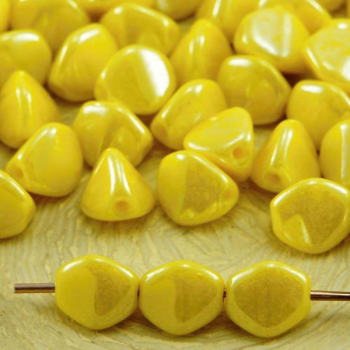 50pcs jaune opaque lustre grosse pincée bicone facettes en verre tchèque perles d'entretoise de 7mm sku-32040