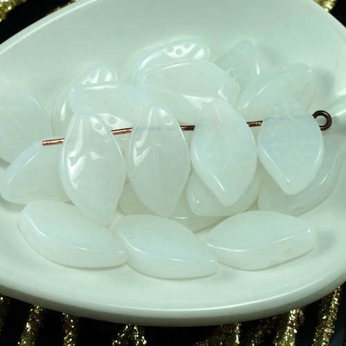 Opaque de la mer d'opale pierre de lune blanc tchèque en verre de plat de feuille de perles sculptée sku-21417