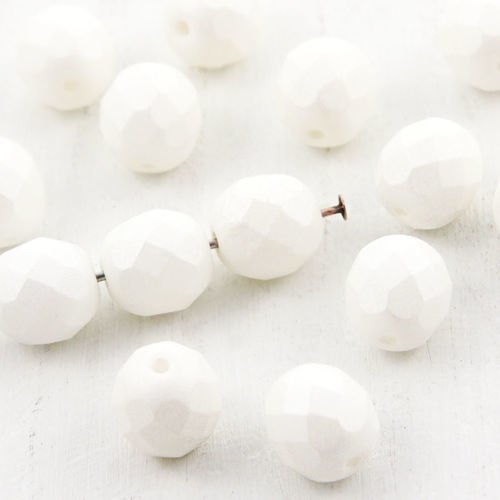20pcs blanc soie mat ronde à facettes feu poli entretoise de verre tchèque perles de 8mm sku-38578