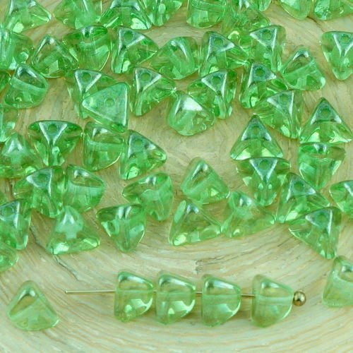 50pcs cristal lustre vert clair grand demi-pincée triangle entretoise tchèque perles de verre de 4mm sku-32178