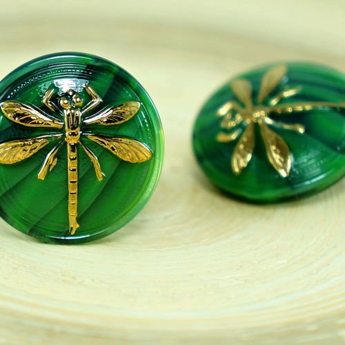 1pc petite opaque vert noir rayé d'or libellule insectes à la main le verre tchèque bouton taille 8  sku-27519