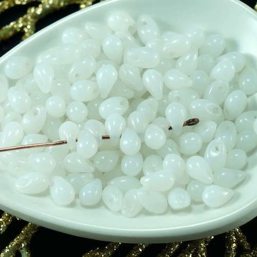Petite opaque blanc laiteux verre tchèque en forme de larme perles de tissage de 6mm x 4mm 80pcs sku-21473