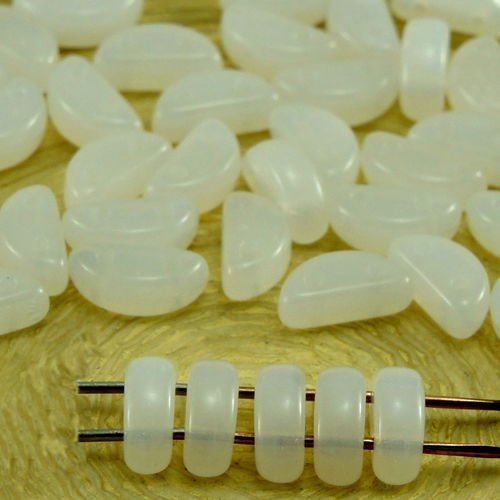 30pcs blanc opale et de la mer de lune croissant de en forme de 2 deux trou de verre tchèque perles  sku-32729