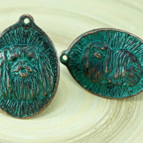 1pc plat ovale chien pekingnese tchèque vert turquoise patine cuivre vieilli pendentif bohème recto  sku-27008