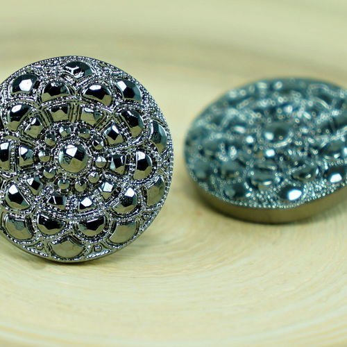1pc petite métallique hématite argent fleur à la main le verre tchèque bouton taille 8 18mm sku-27511