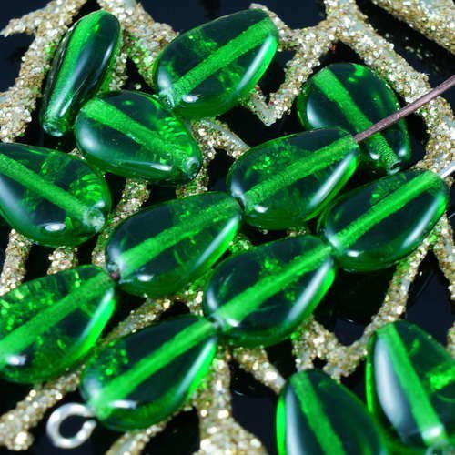 Grand vert clair tchèque verre plat en forme de larme pétale de fleur perles 11mm x 8mm 20pcs sku-18301