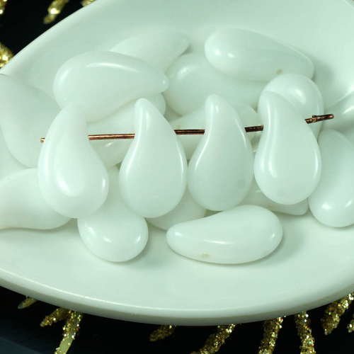 Grand blanc opaque tchèque verre plat en forme de larme perles de 15mm x 9mm 18pcs sku-21461