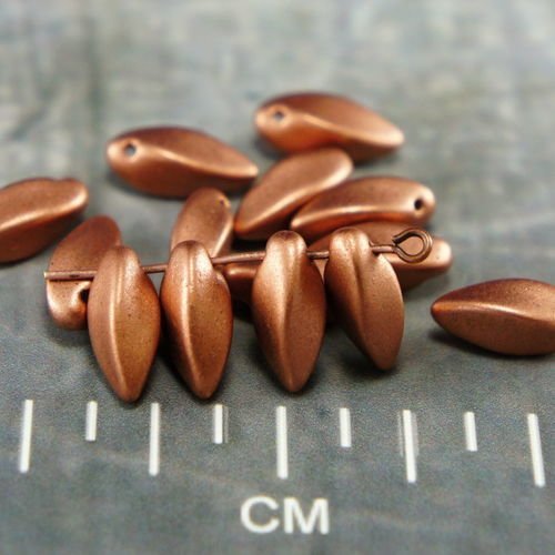 Mat bronze de pétale de fleur torsadée verre tchèque perles de 6mm x 12mm 24pcs sku-26416