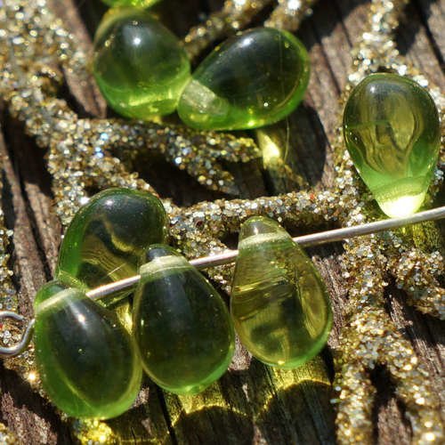 Clair vert olive en verre tchèque en forme de larme perles de bohème 9mm x 6mm 34pcs sku-16801