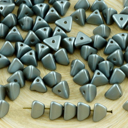 50pcs pastel gris argent perle de verre tchèque grand demi-pincée triangle entretoise de perles de 4 sku-31291