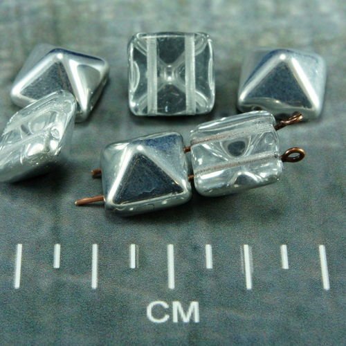 Cristal d'argent de la moitié de la pyramide goujon 2 deux trou de verre tchèque perles 12mm x 8pcs sku-26389