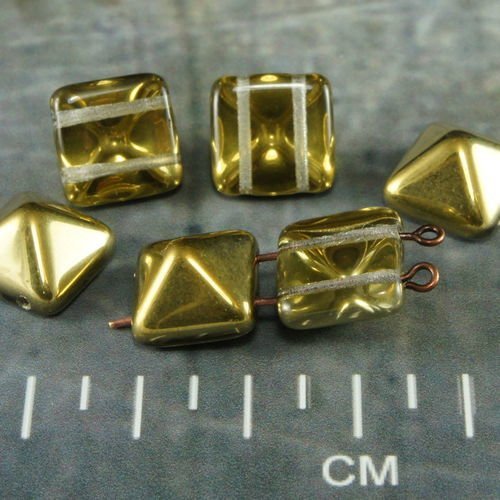 Cristal d'or de la moitié de la pyramide goujon deux trou de verre tchèque perles 12mm x 8pcs sku-26391